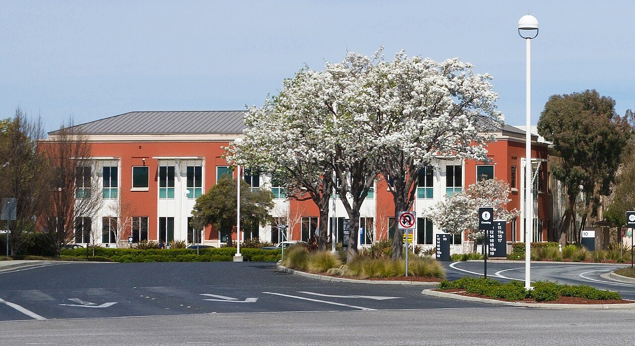 Recorte de la sede de Facebook en Menlo Park