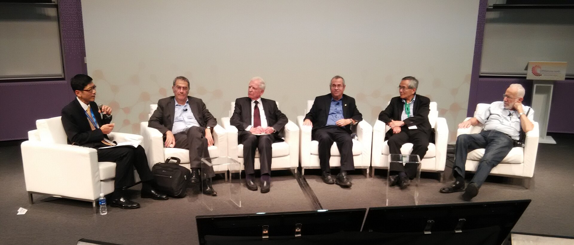 Barry Marshall en un panel científico internacional