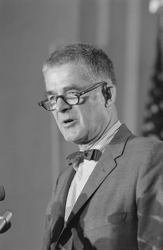 Archibald Cox en una rueda de prensa de 1973