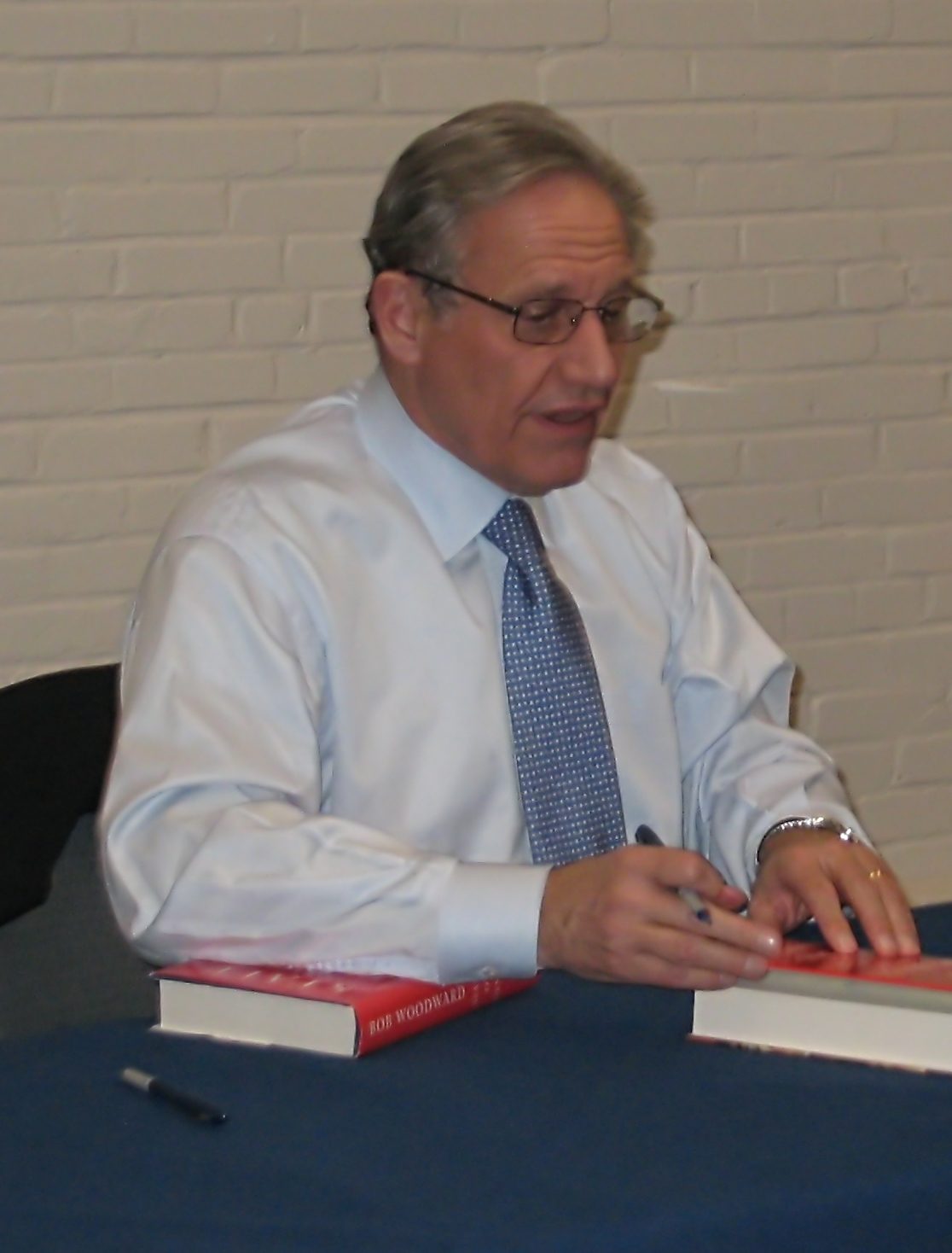 Bob Woodward firma un libro tras una conferencia