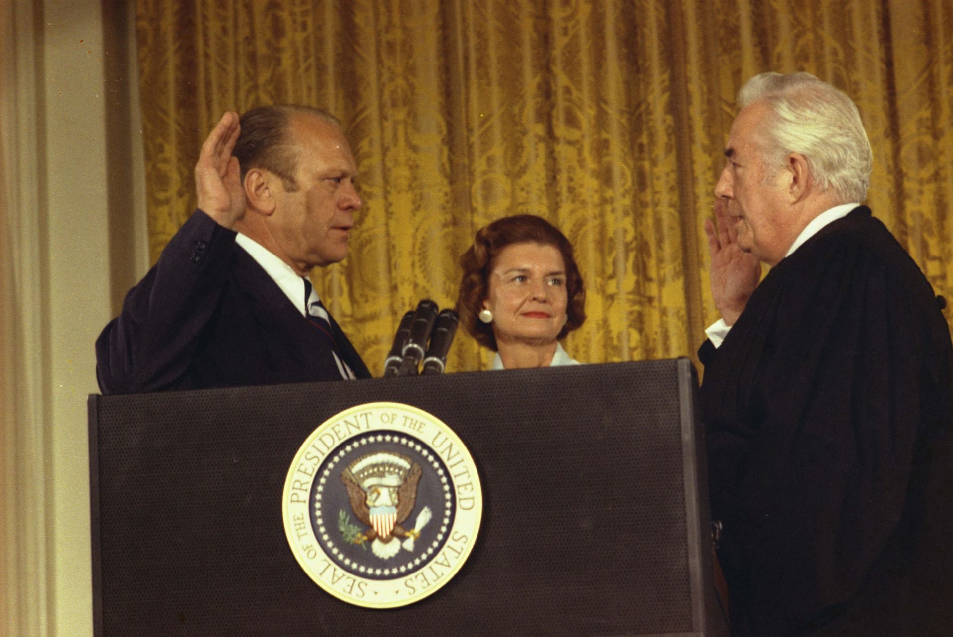 Gerald Ford jura el cargo el 9 de agosto de 1974