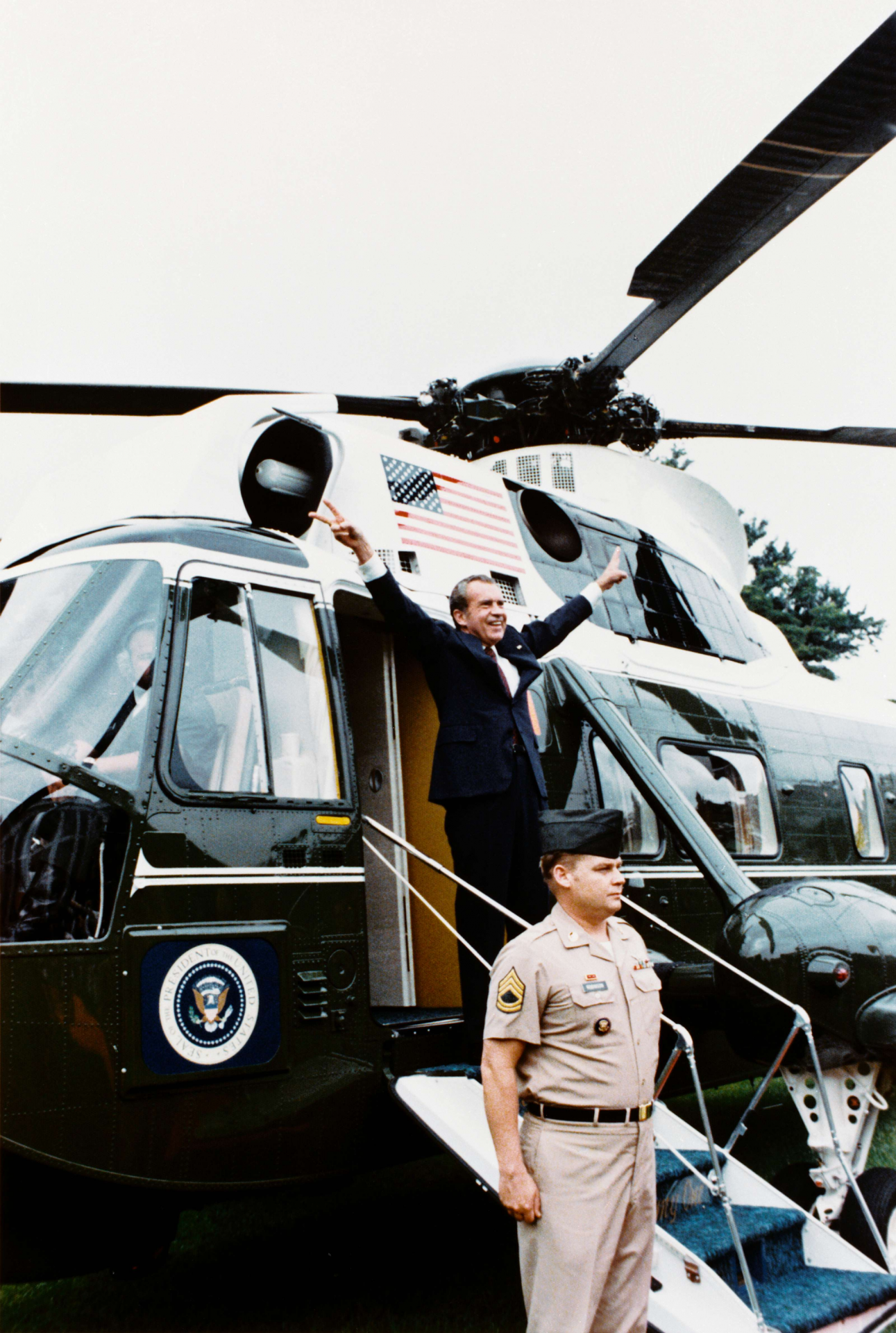 Nixon abandona la Casa Blanca tras dimitir