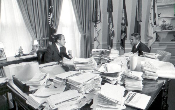 Nixon y Haldeman rodeados de telegramas