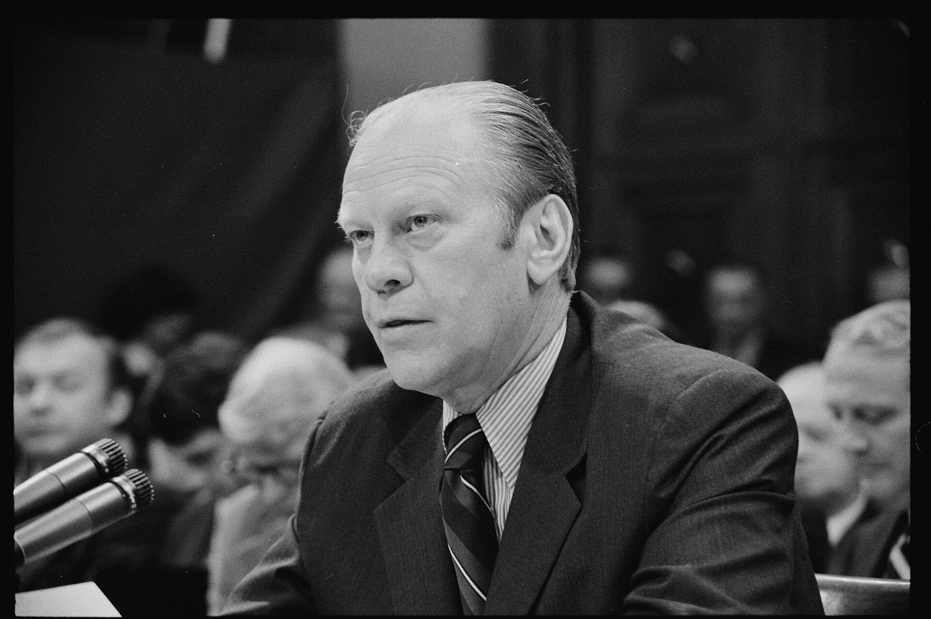 Gerald Ford comparece sobre el indulto a Nixon
