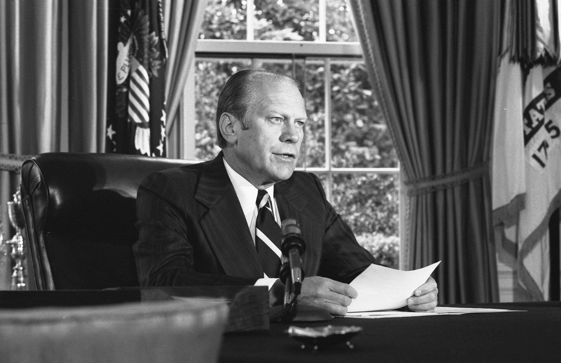 Gerald Ford anuncia el indulto a Nixon