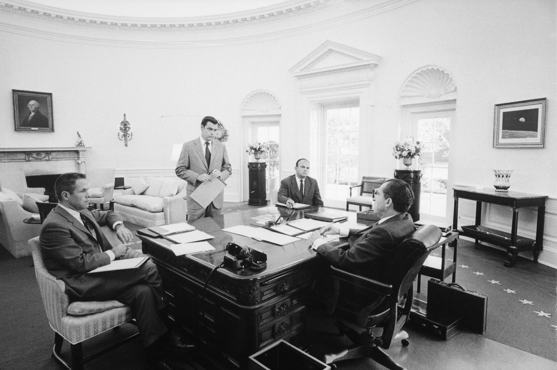 Nixon con sus principales asesores en el Despacho Oval