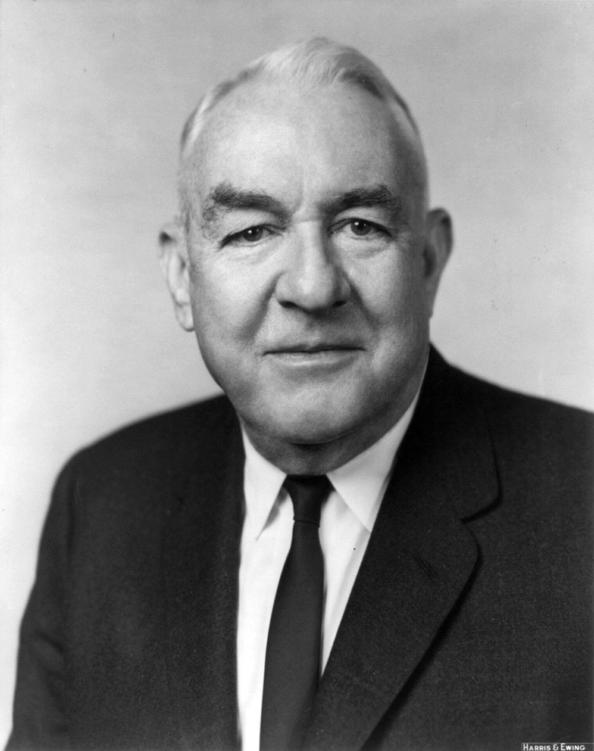 Sam Ervin, presidente del comité del Senado